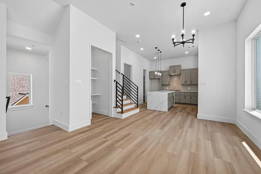 3 bed, 4.5 bath, 2582 sqft, $5,690 — Photo 2