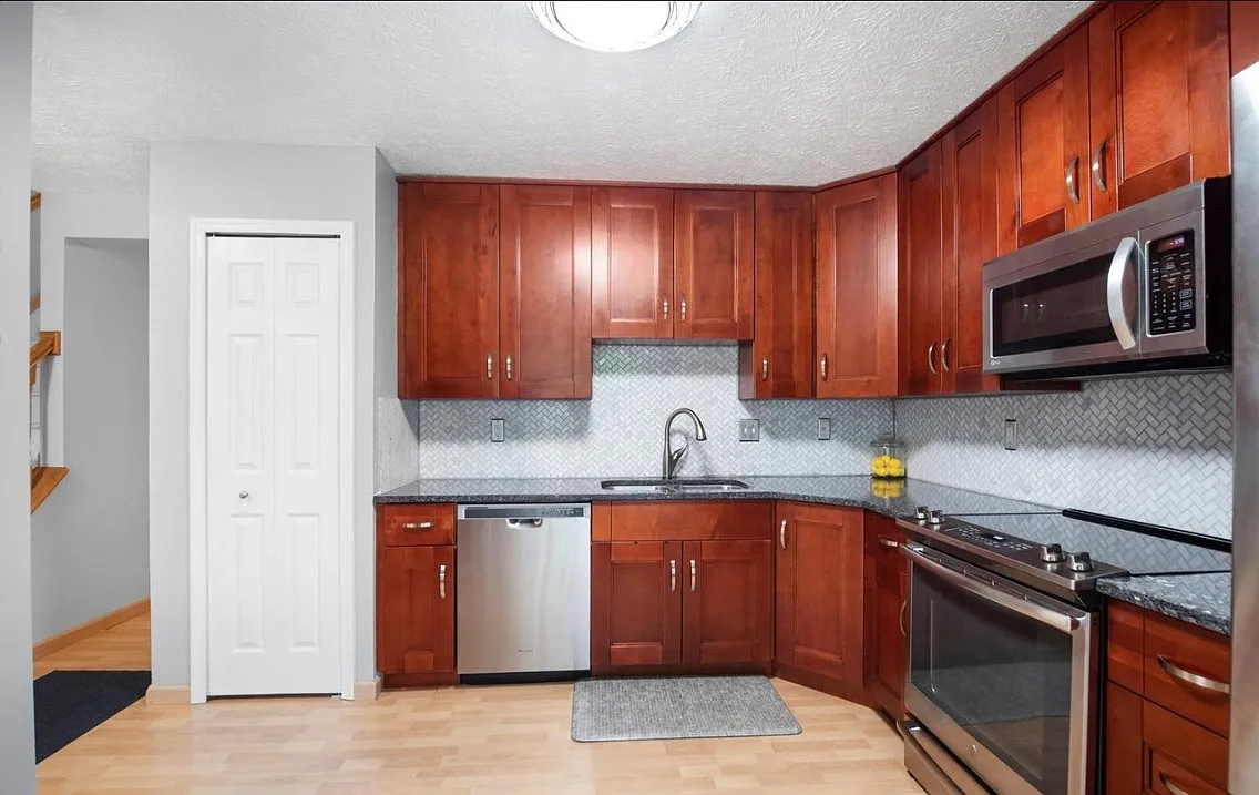 3 bed, 3.5 bath, 1910 sqft, $3,300 — Photo 4