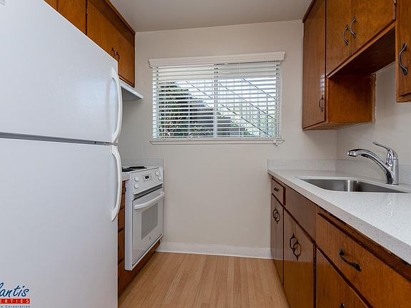 5th image of 694 Grand Coulee Ave APT 3