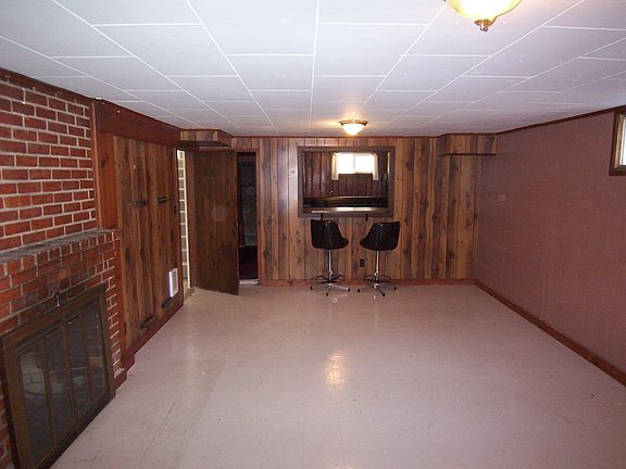 Finished basement perfect for entertaining!
