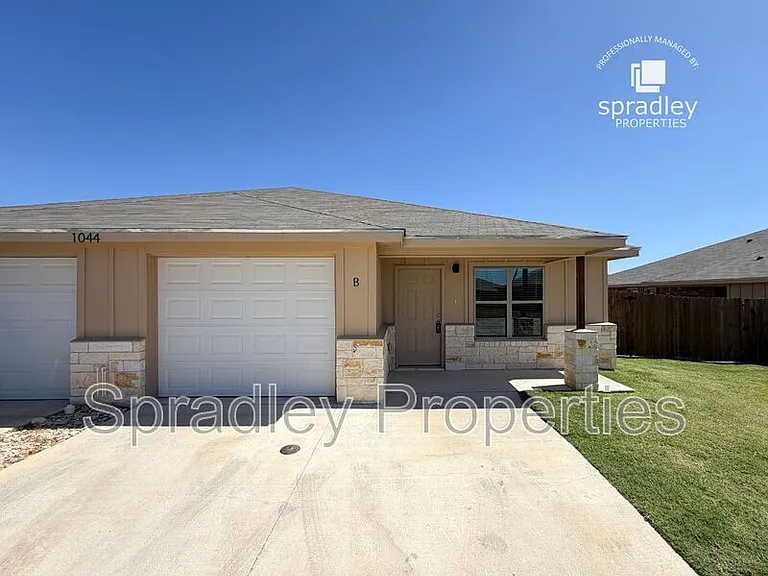 1044B Edwards Dr — Photo 1