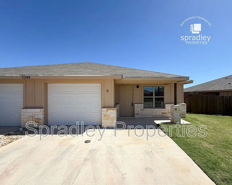 1044B Edwards Dr