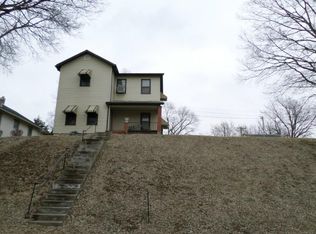 916 N 6th St, Atchison, KS 66002