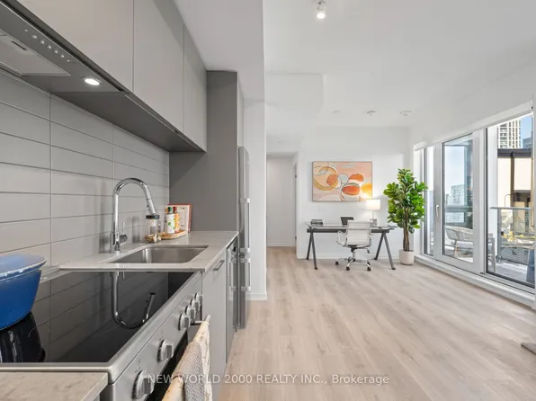 101 Roehampton Ave, Toronto, ON