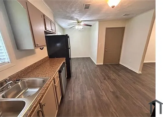 3 bed, 1300 sqft, $1,450 — Photo 4
