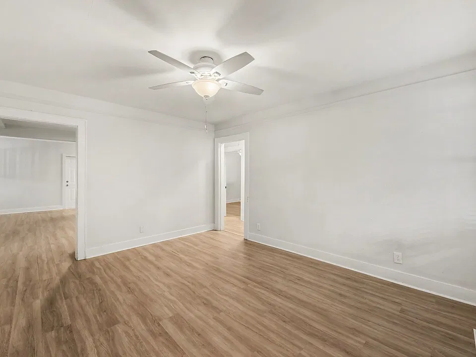2729 E Surrey Dr