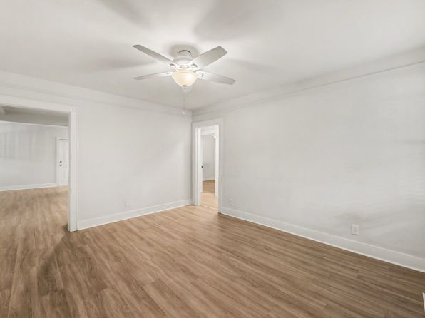 2729 E Surrey Dr