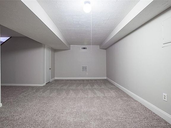 4th image of 330 Diane Dr SE