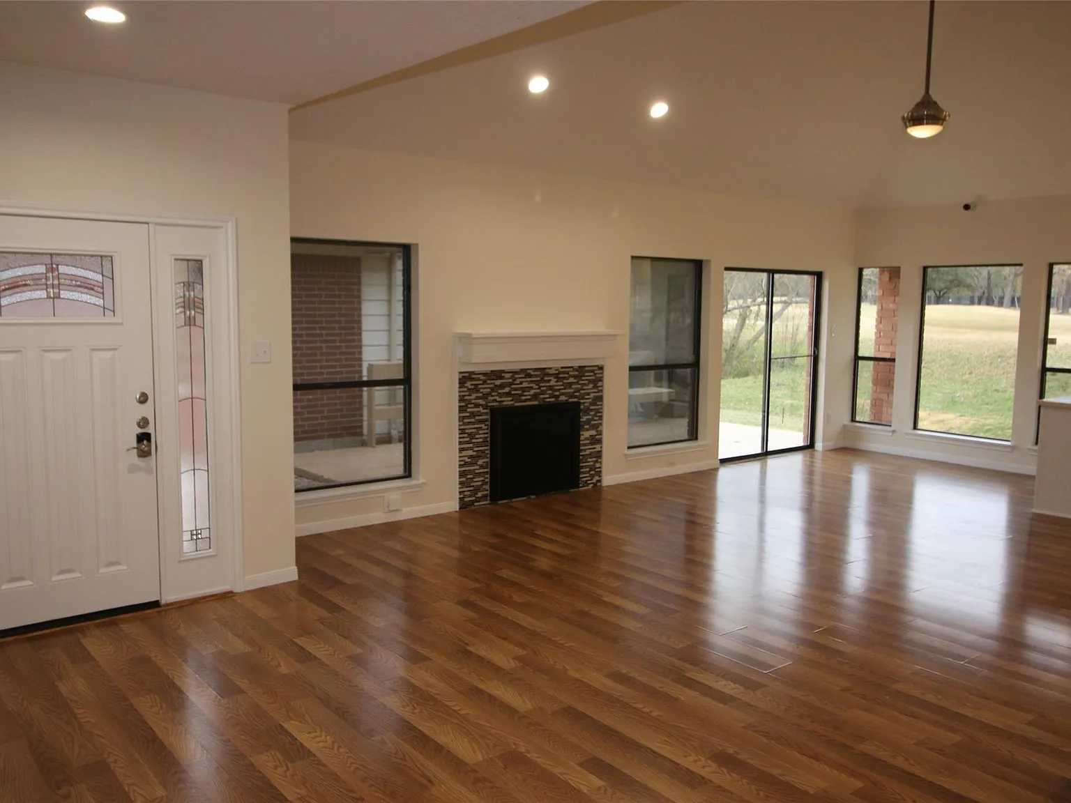 3 bed, 2.0 bath, 1843 sqft, $2,000 — Photo 4