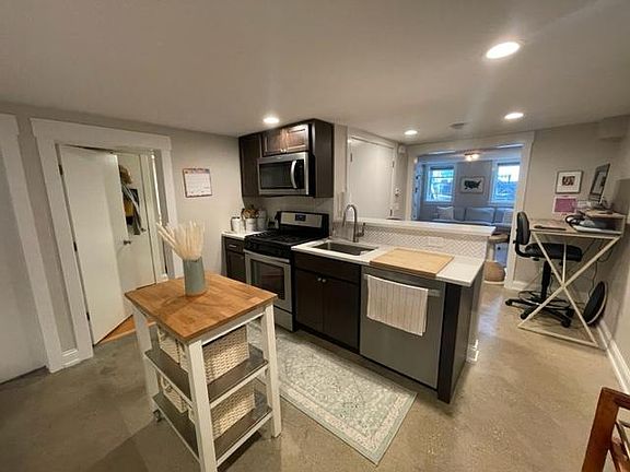 3rd image of 1347 W Wolfram St #G