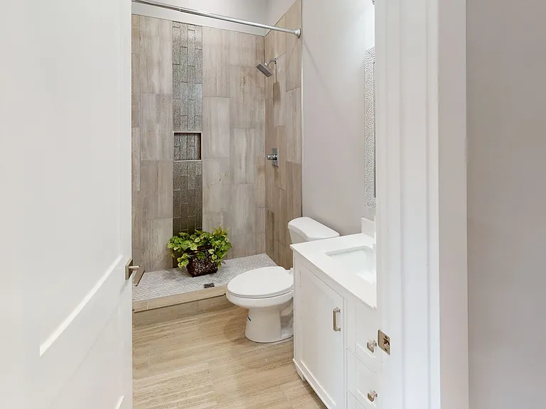1310 Forest Ave — Photo 8