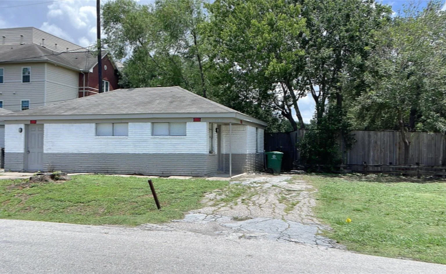 2 bed, 1.0 bath, 800 sqft, $1,099 — Photo 2