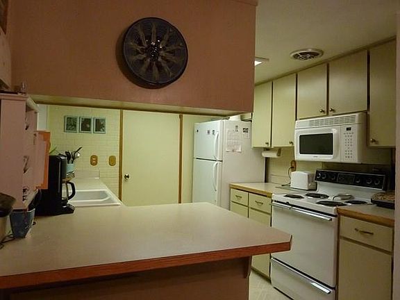 5th image of 388 E Sunset Dr