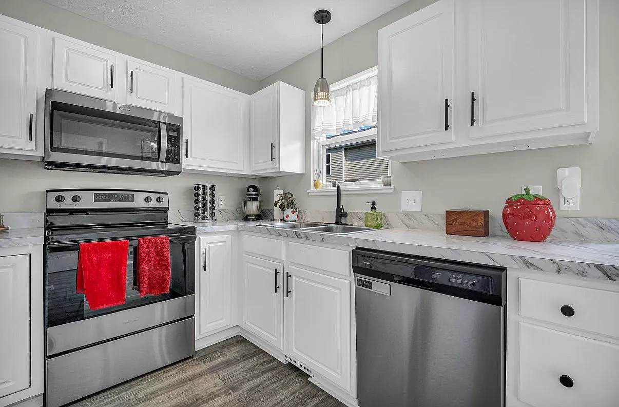 3 bed, 1.5 bath, 1350 sqft, $2,100 — Photo 4
