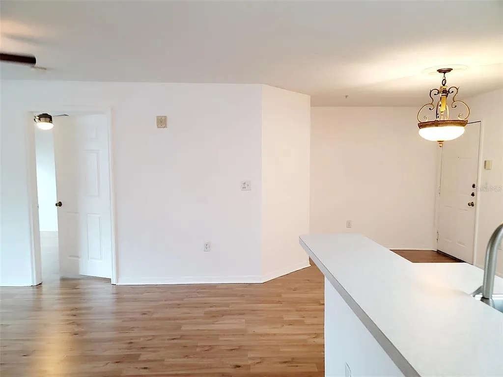 5475 Vineland Rd — Photo 4