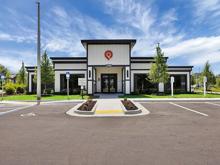 Pointe Grand Apartment Homes6