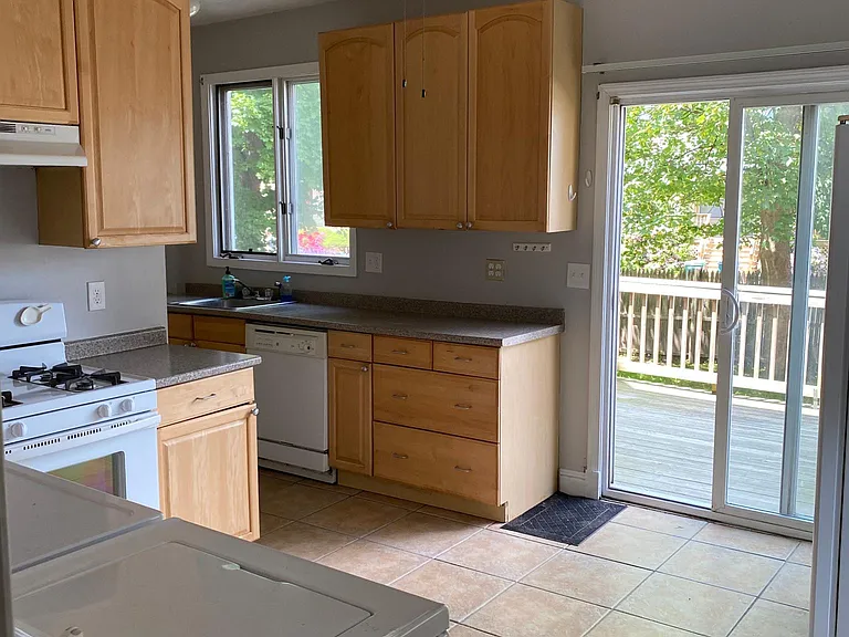45 Oneida St #1 — Photo 18