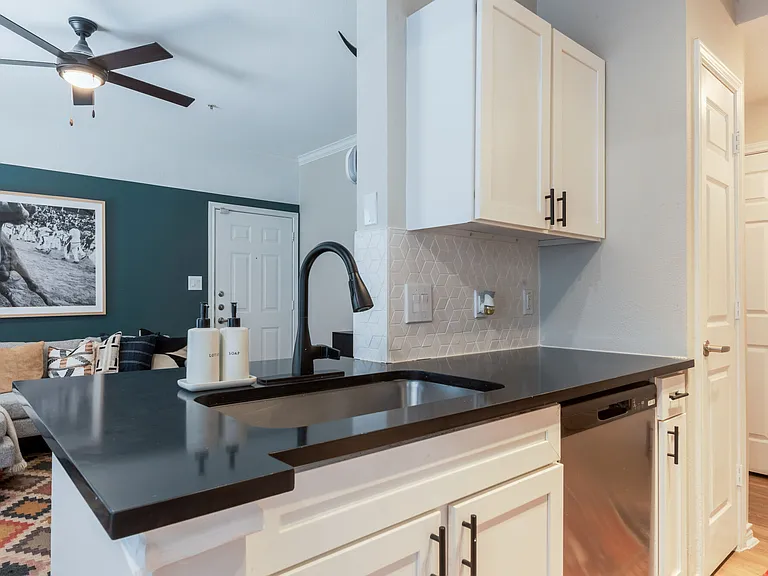 Laurel Canyon Apartments — Photo 34