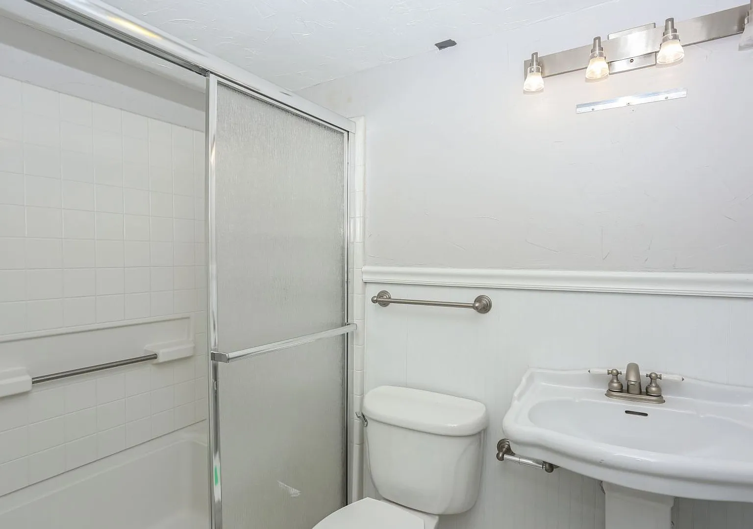 6 Month lease! Walk to everything! Partially Furnished! — Photo 4