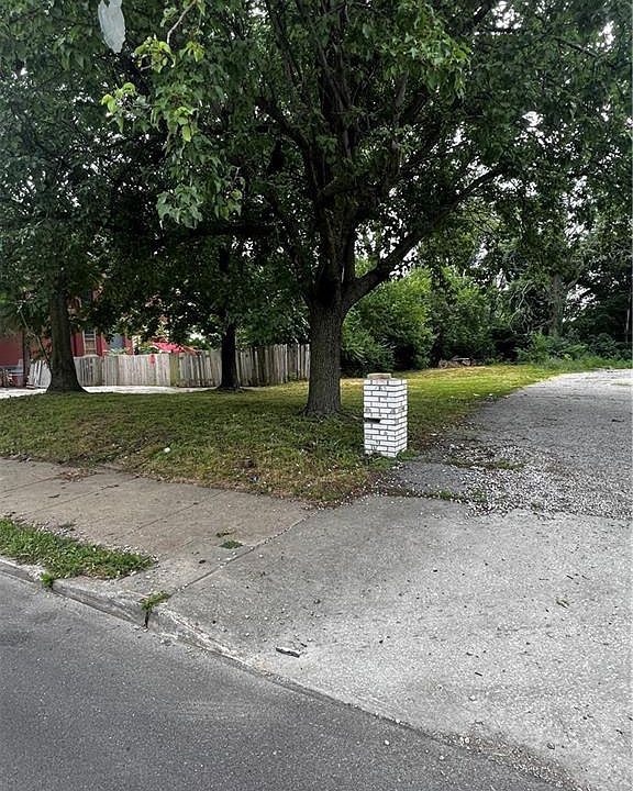 2nd image of 3211 E 9th St