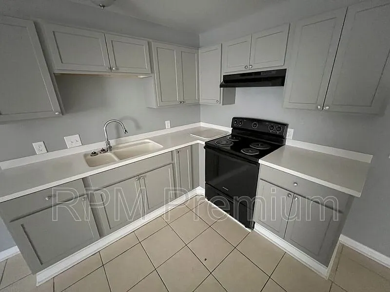 3 bed, 1.0 bath, 850 sqft, $950 — Photo 3