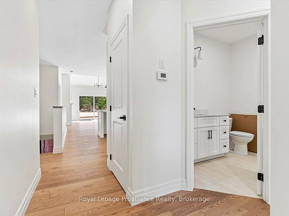 5th image of 163 Pomeroy Ave