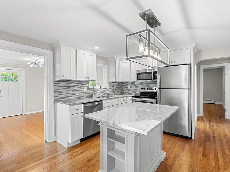 17 Scott Ave — Photo 4