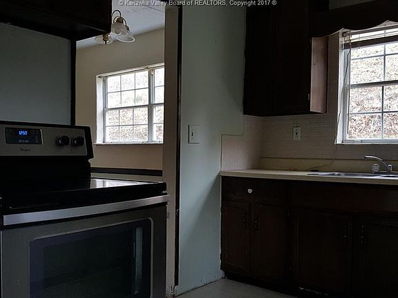 3rd image of 922 Woodward Dr