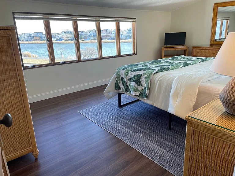 306 N Lake Dr — Photo 2