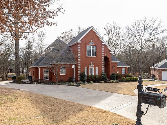 3rd image of 3021 E Summershade Dr
