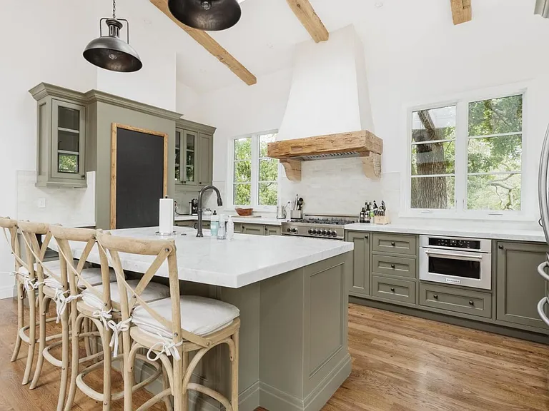 fully equipped kitchen with marble island open to the living invites you to entertain