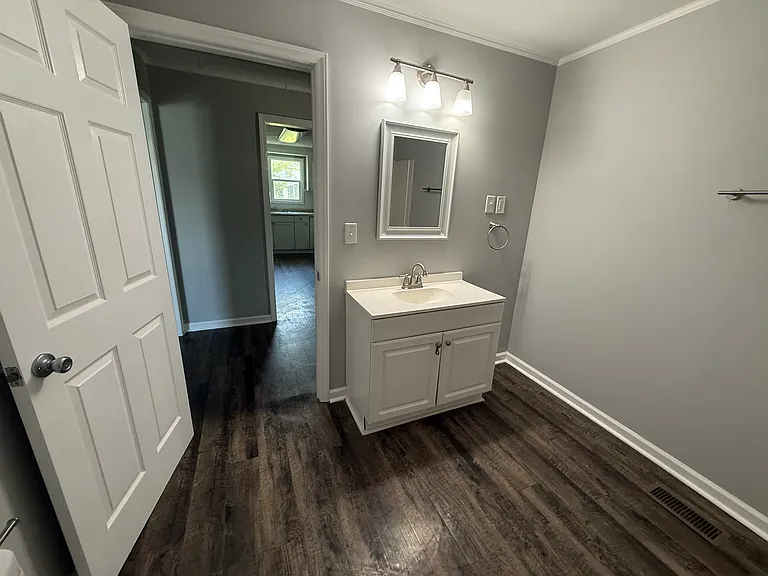 606 E Maple Ave — Photo 18