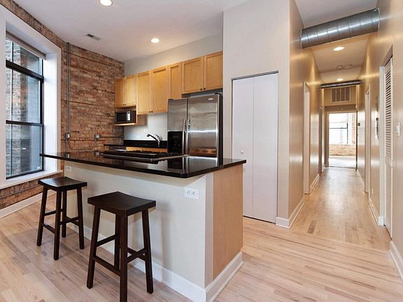 3rd image of 717 W Briar Pl APT 1E