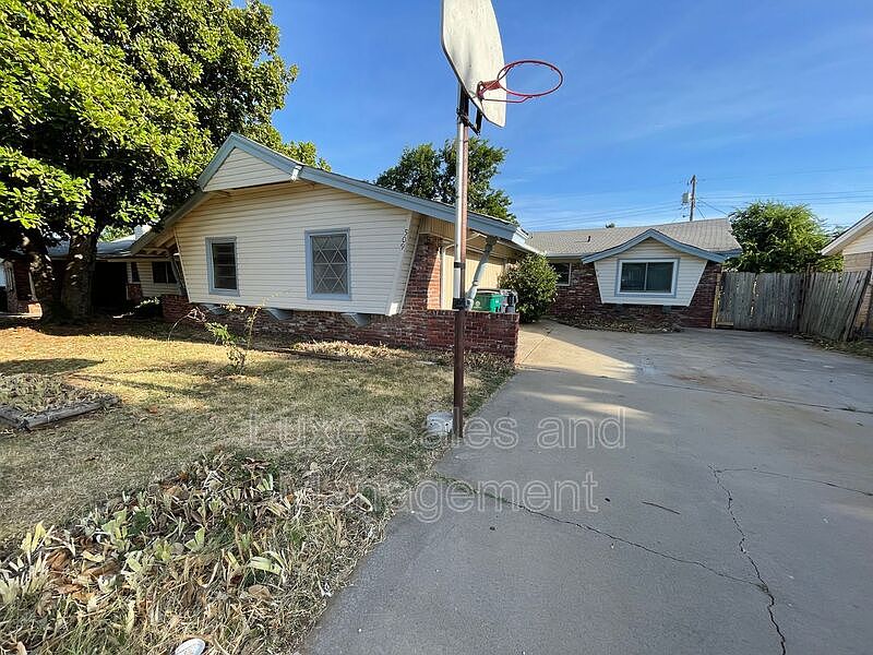 1st image of 509 SW 62nd Ter