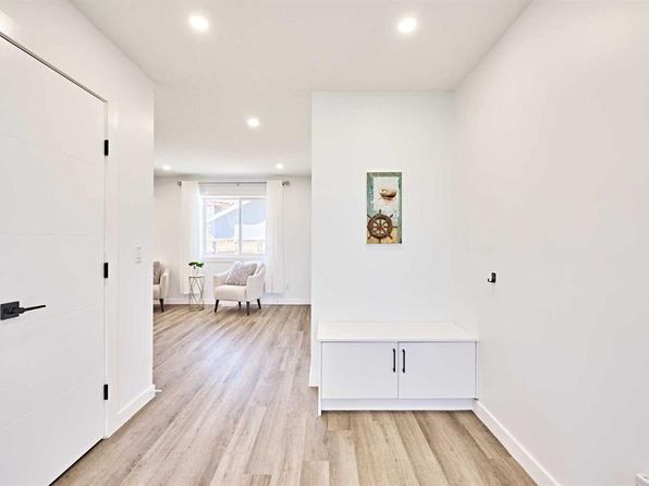 77 E Hartford Rd NW, Calgary, AB T2K 2A4