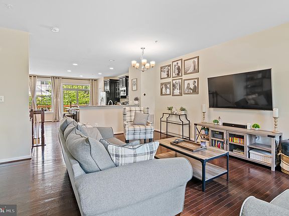 3rd image of 333 Hersden Ln