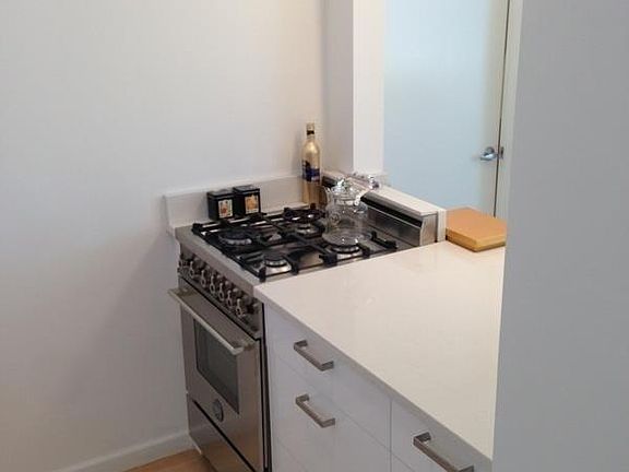 5th image of 322 W 57th St APT 36Q