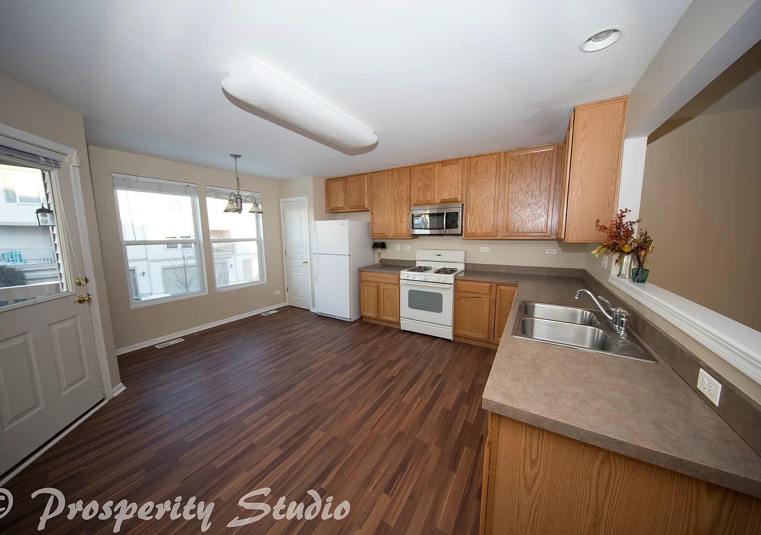 3 bed, 2.5 bath, 2011 sqft, $2,499 — Photo 2