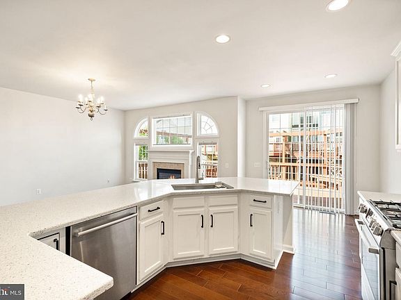 3rd image of 7056 Courtyard Way #1