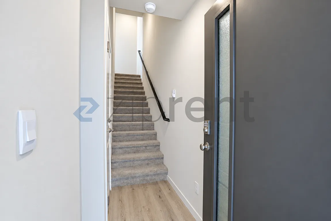 3 bed, 2.5 bath, 1456 sqft, $3,150 — Photo 2