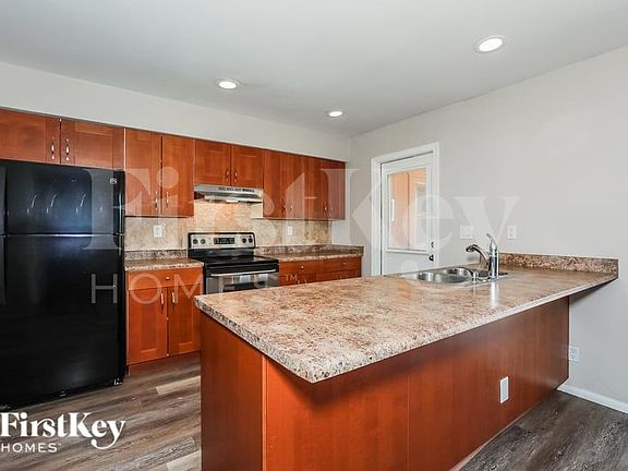 5th image of 1021 E Millett Ave