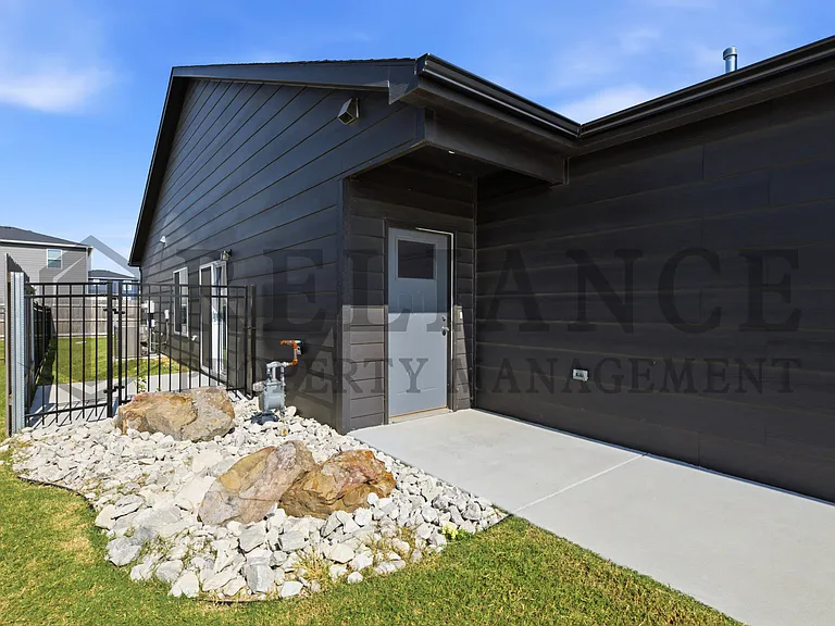 2755 S Greenleaf St — Photo 4