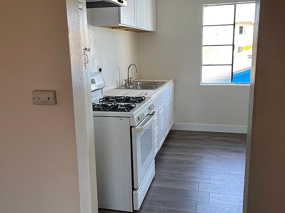 3rd image of 3259 Euclid Ave