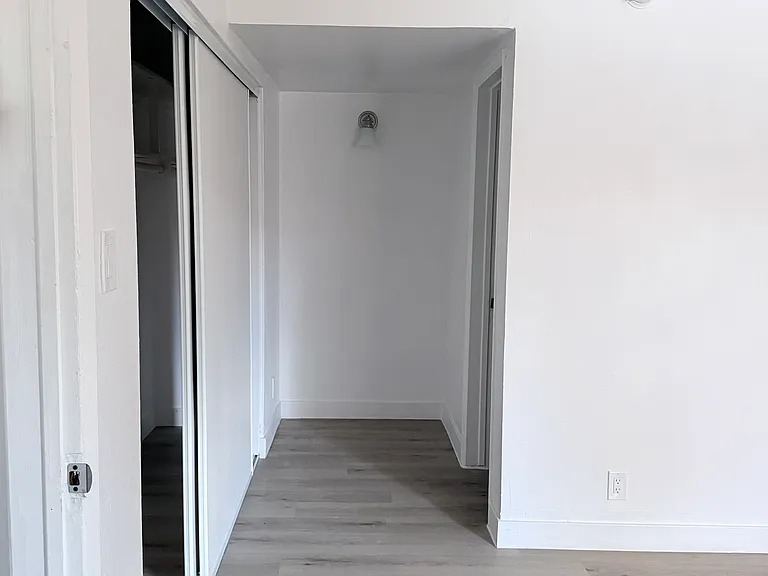 8512 Balboa Blvd #11 — Photo 14
