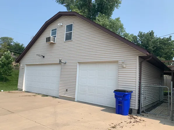 2949 Circle Dr NE, Cedar Rapids, IA 52402