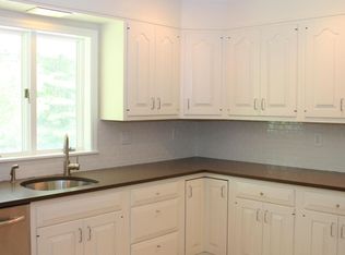 4 Lee Rd, Stockbridge, MA 01262