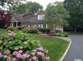 3 Rustic Gate Ln, Dix Hills, NY 11746