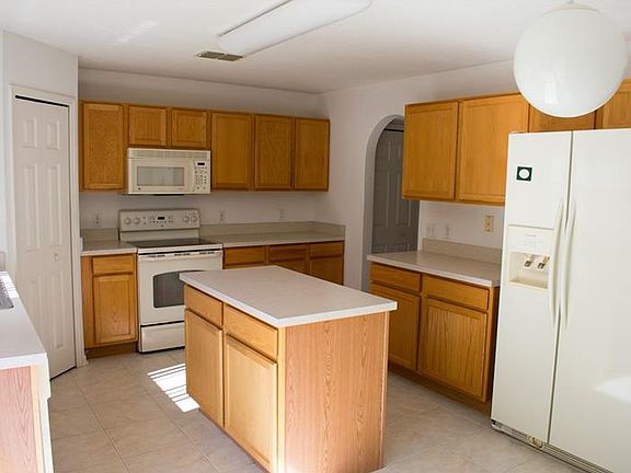 3rd image of 31807 Parkdale Dr