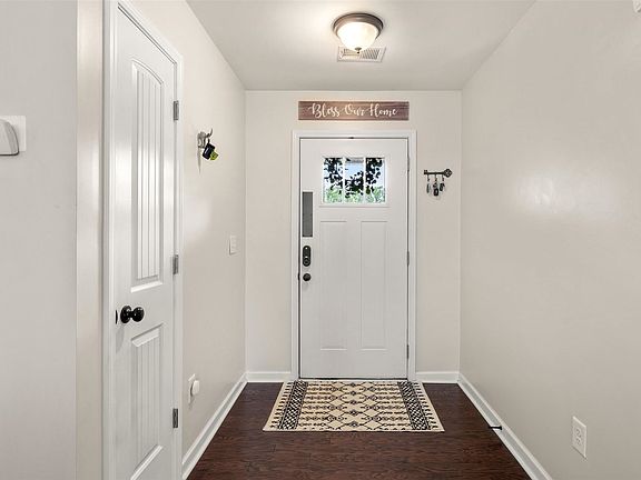 3rd image of 204 Crown Ct