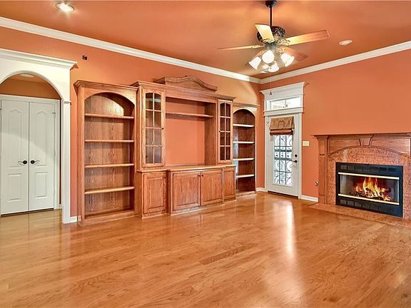 3rd image of 2201 Parkridge Dr